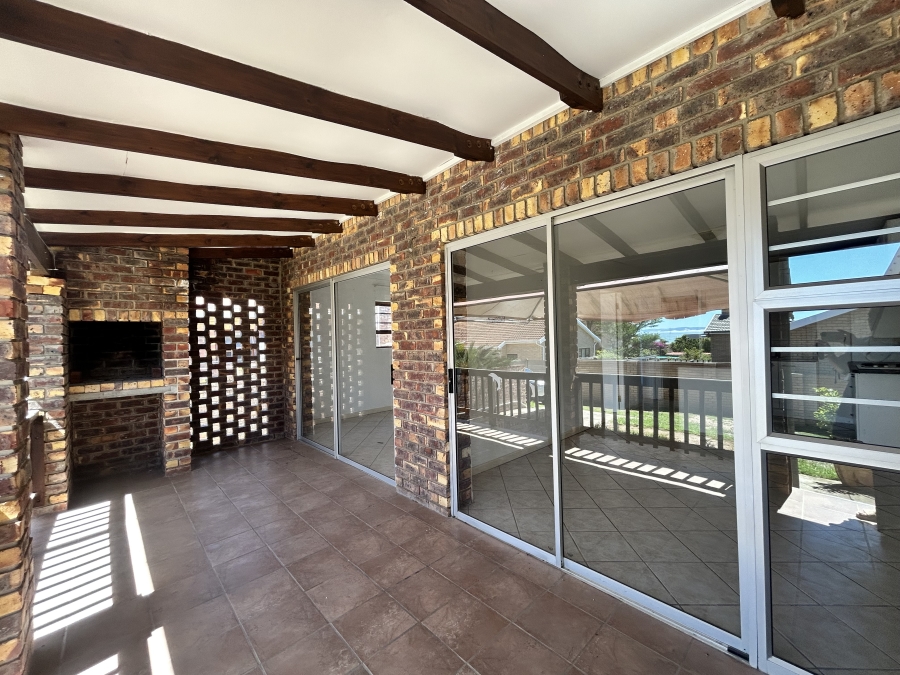4 Bedroom Property for Sale in Wavecrest Eastern Cape